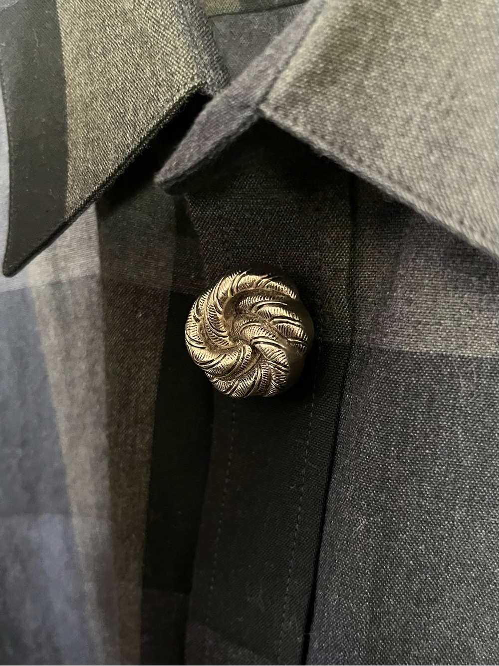 Hold Vintage top button accent silver knot